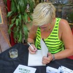 Firmando.
