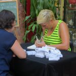 Firmando a Julia Comino.
