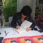 Rosa Montero firmando mi ejemplar de «Nosotras».